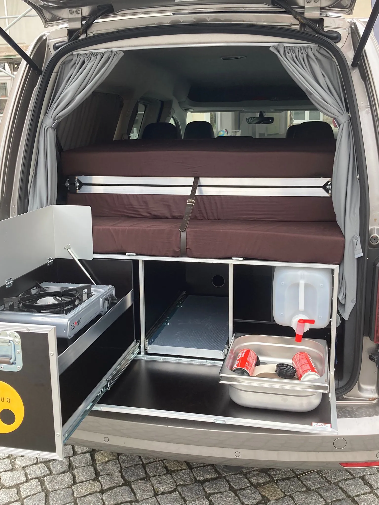 VW Caddy Maxi mit ausgebauter QUQUQ-Campingbox