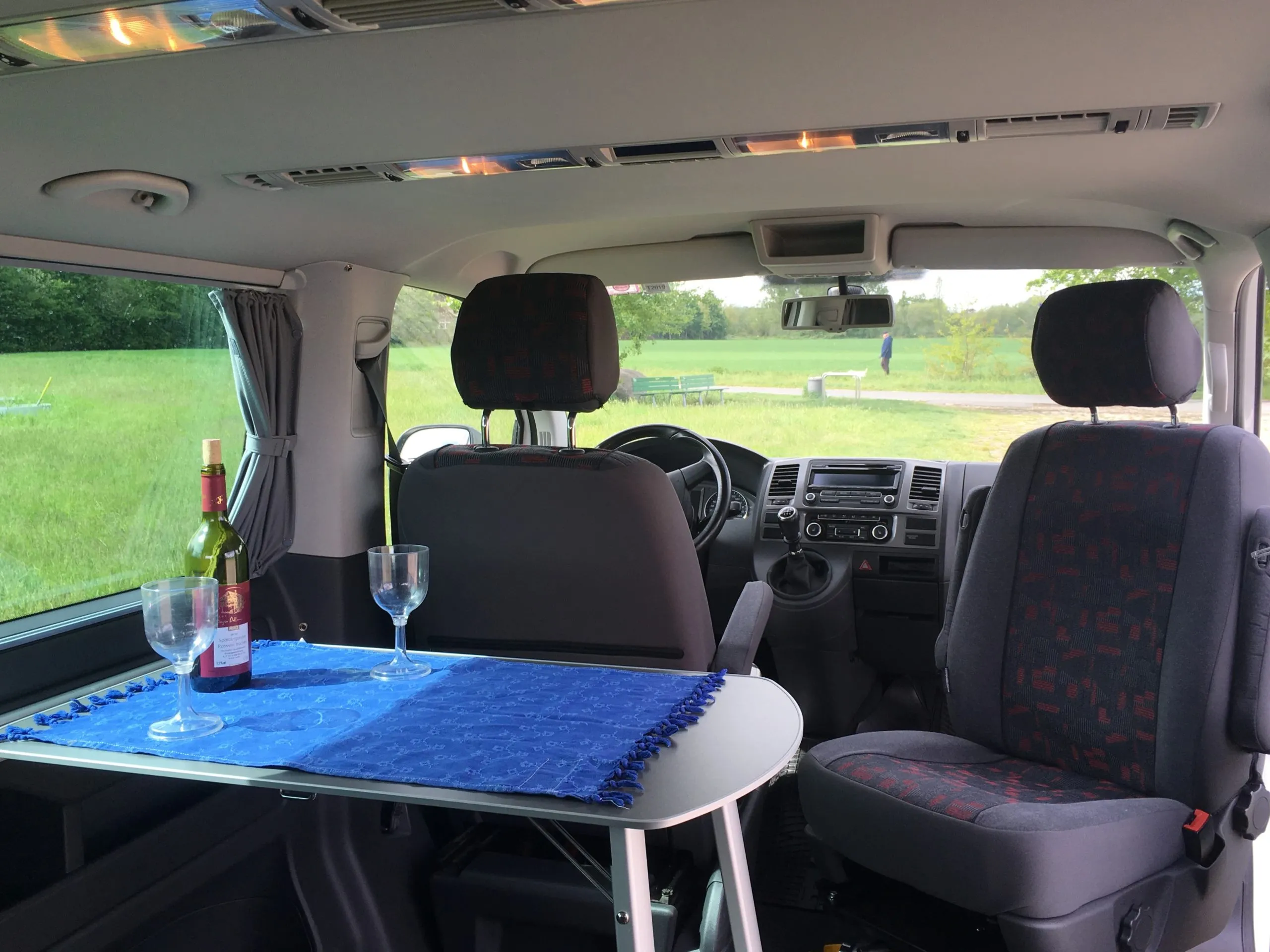 Küchenzeile der QUQUQ-Campingbox mit Kocher und Spüle