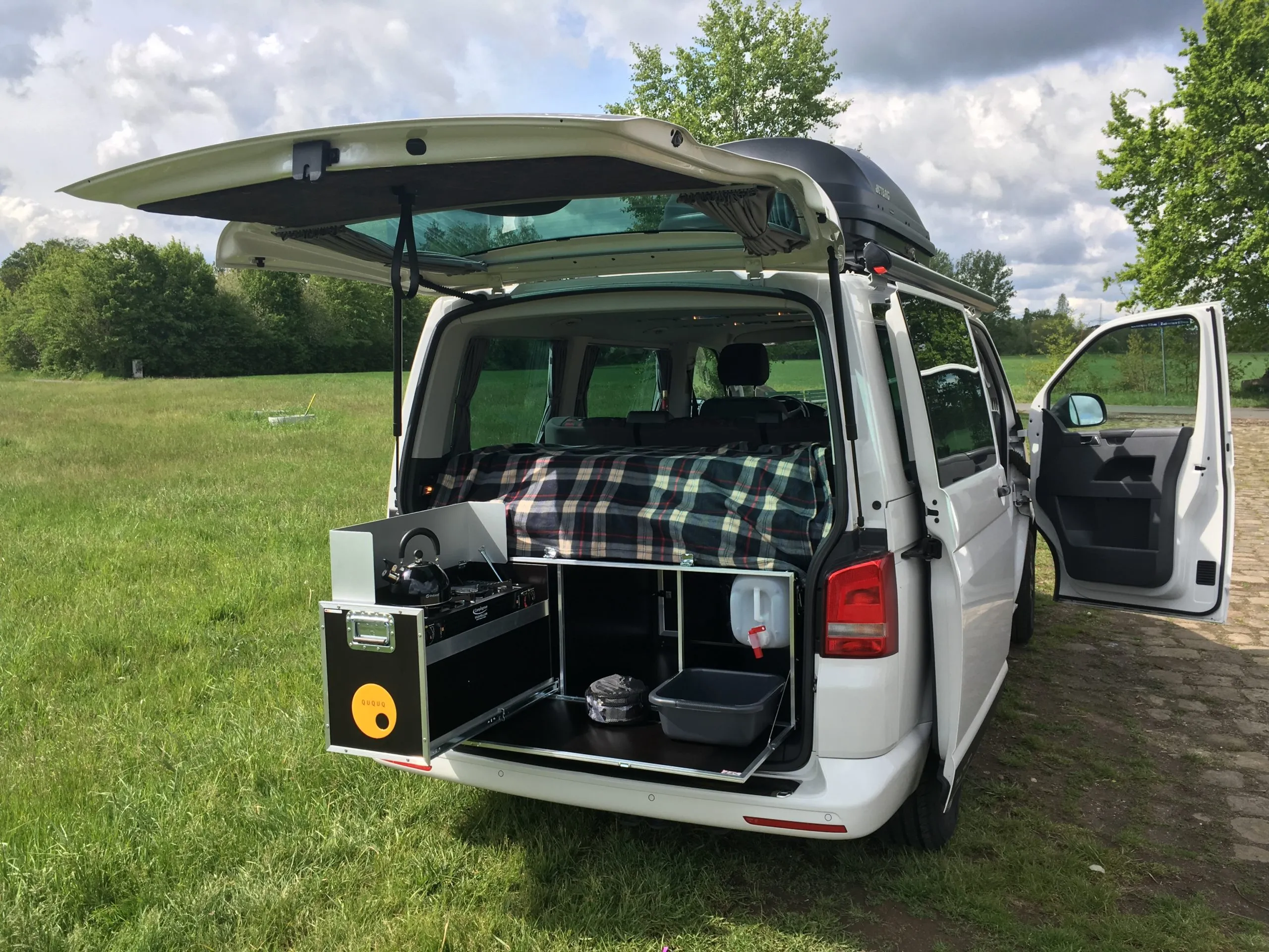 VW-Bus der Camper-Garage mit geöffneter Schiebetür