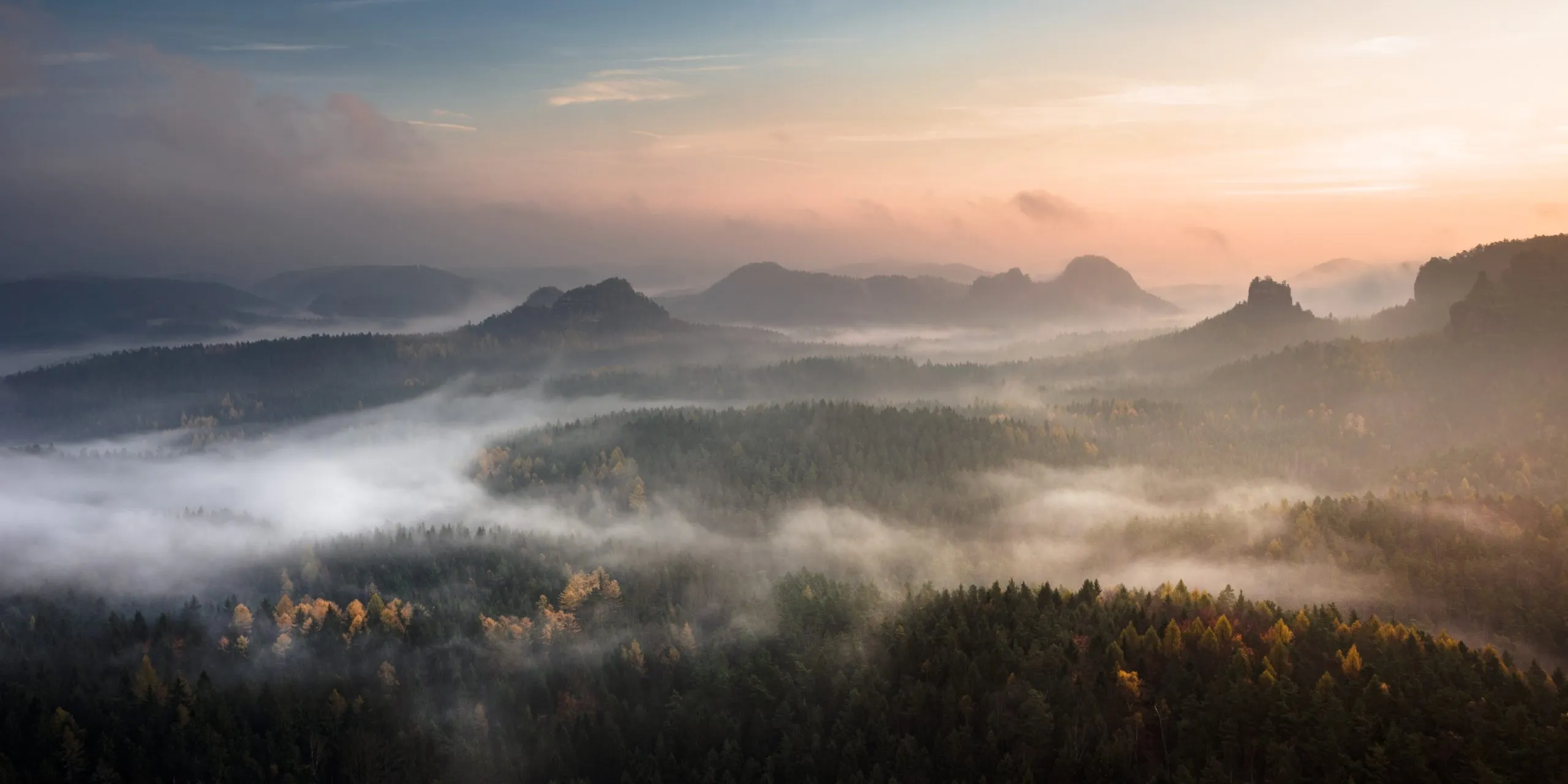 Blick über die Sächsische Schweiz im Morgennebel