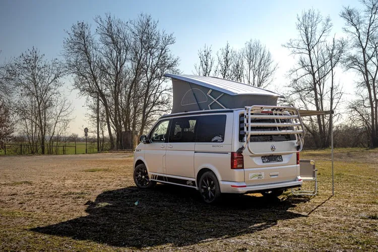 Camper der Camper-Garage unterwegs in der Natur